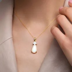 Brasilianischer Weißer Opal-Goldanhänger