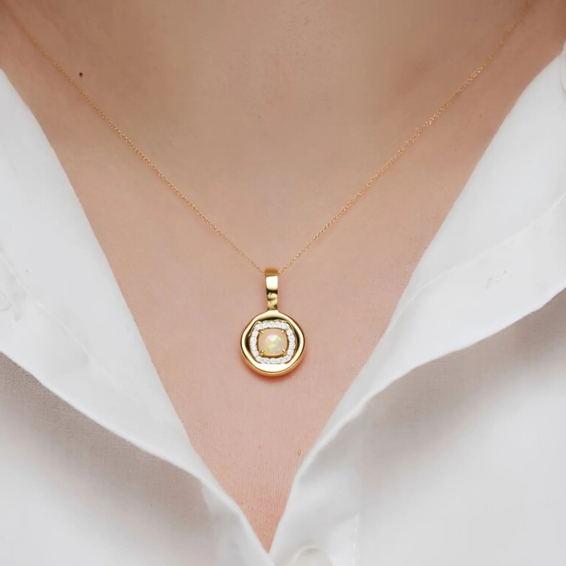 Brasilianischer Weißer Opal-Goldanhänger