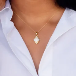 Brasilianischer Weißer Opal-Goldanhänger