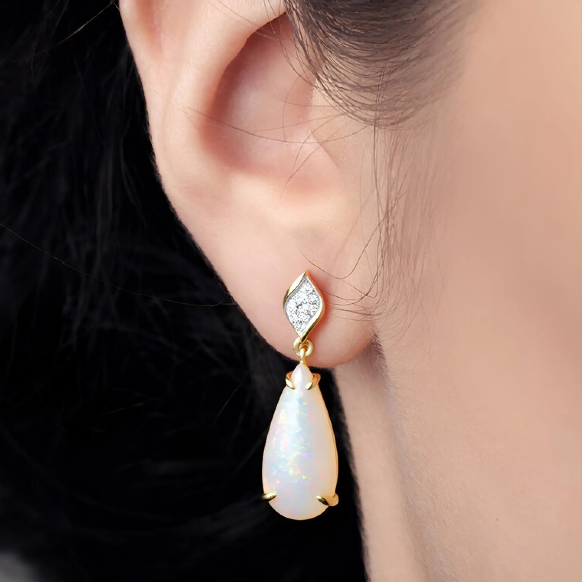 Brasilianischer Weißer Opal-Goldohrringe