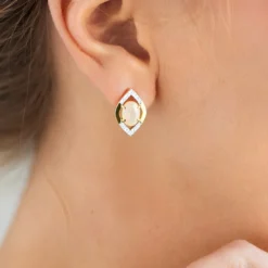 Brasilianischer Weißer Opal-Goldohrringe