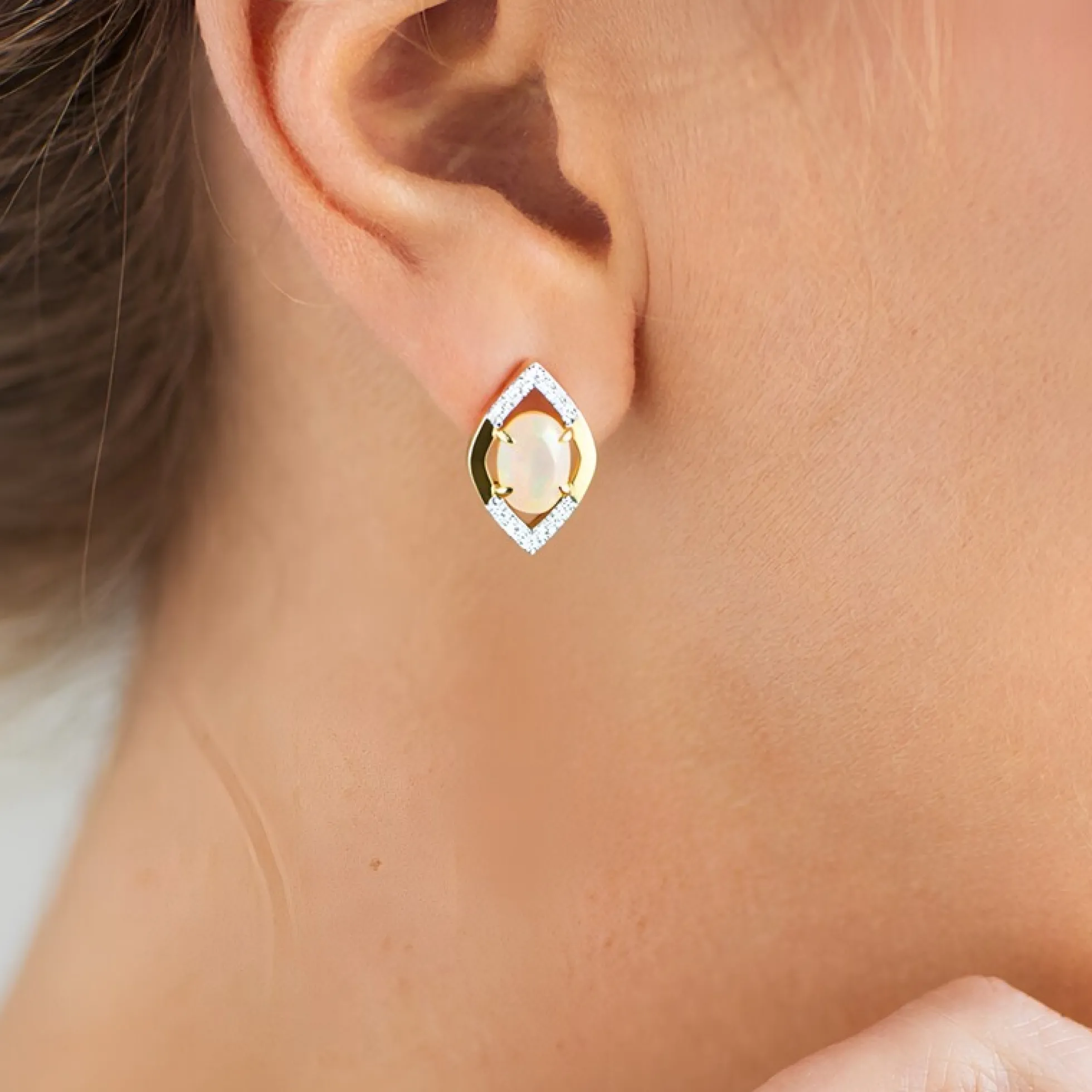 Brasilianischer Weißer Opal-Goldohrringe