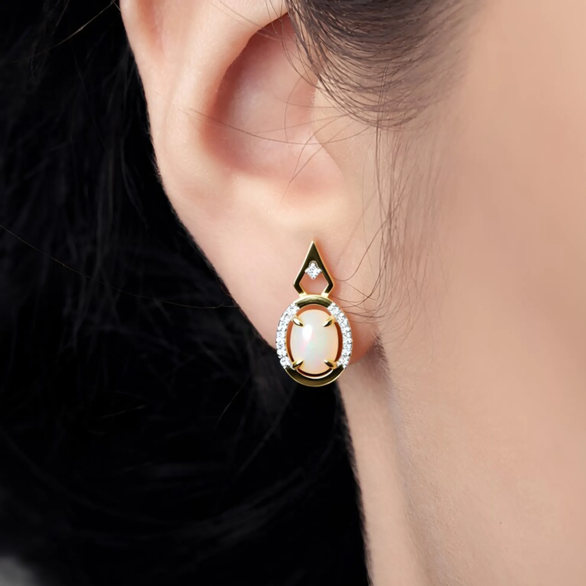 Brasilianischer Weißer Opal-Goldohrringe