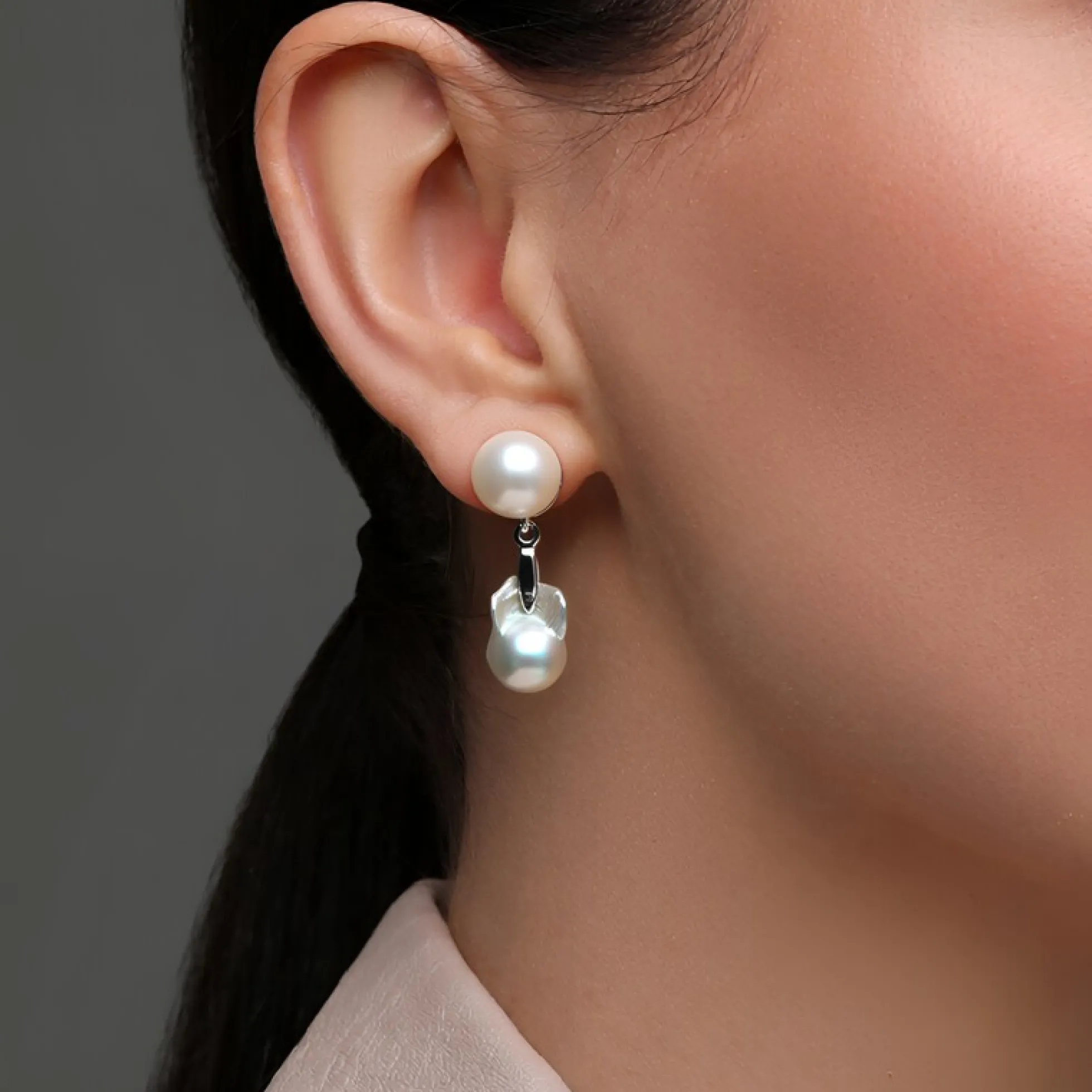 Platinblaue Akoya-Perlen-Silberohrringe